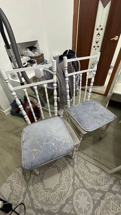 Стол и стулья……..