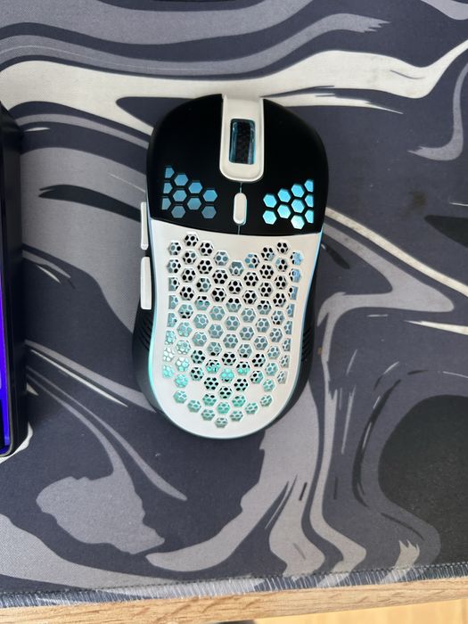 Vand tastatura wireless si maus alb cu negru