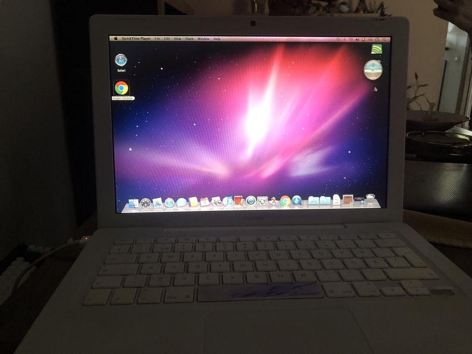 Vintage white polycarbonate apple macbook