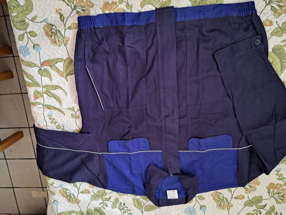 Продавам нови летни работни костюми.