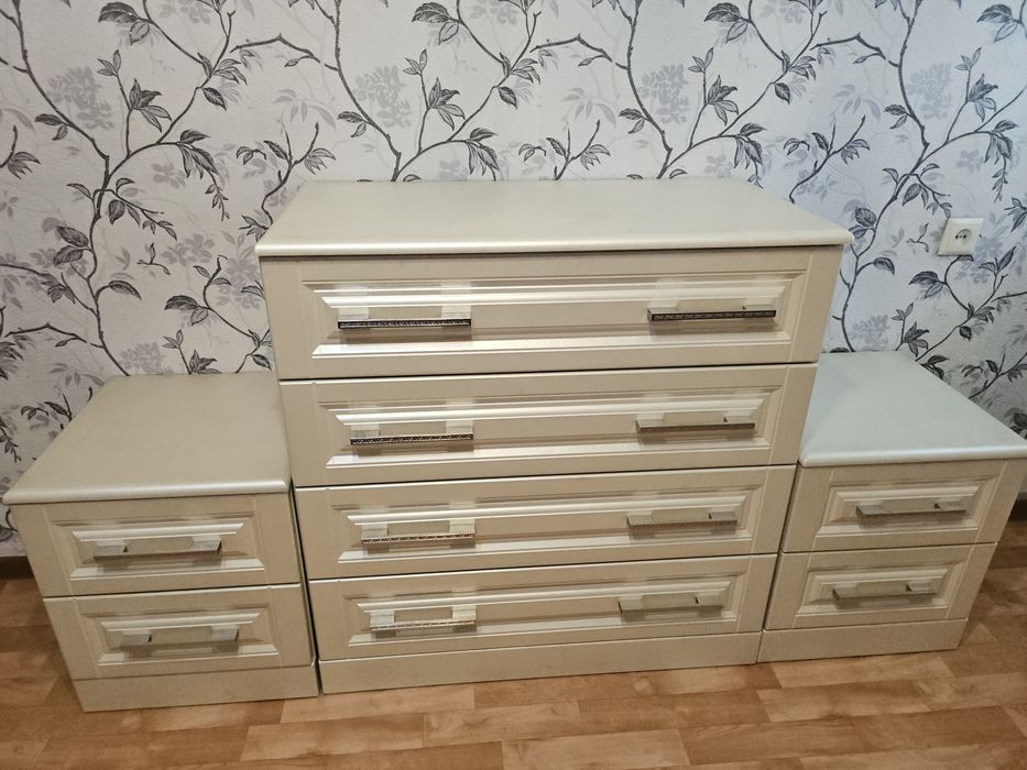 Продам шкаф с комодом и тумбочками