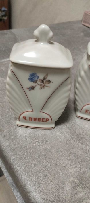 Продавам порцеланови кутии за подправки