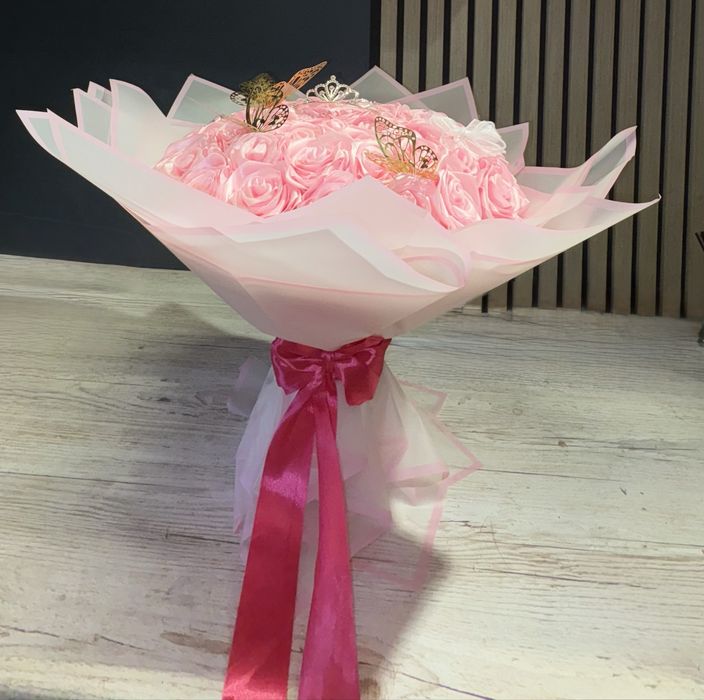 Buchet realizat din 51 trandafiri satin