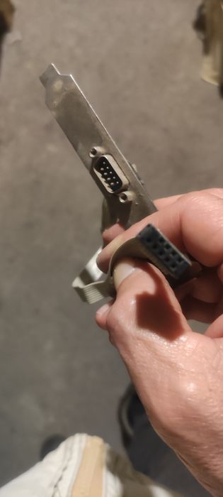 Продавам букса с кабел за дъното.