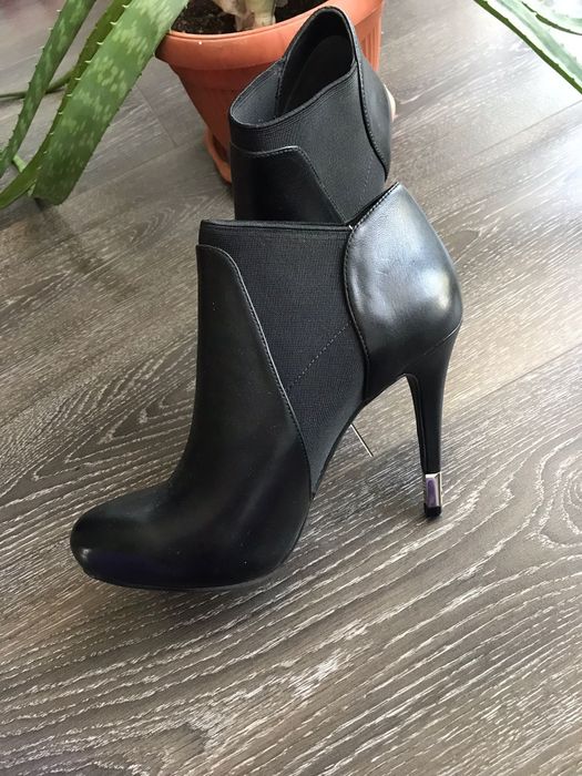 Tocuri Guess in stare perfecta marimea 38