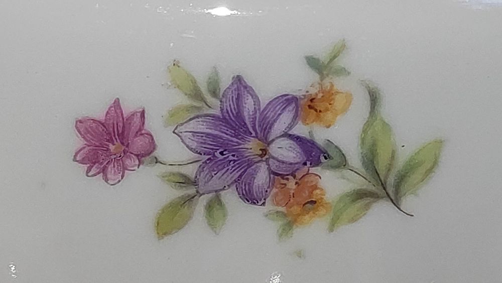 Порцеланови буркани за подправки. От два сервиза, за допълване.