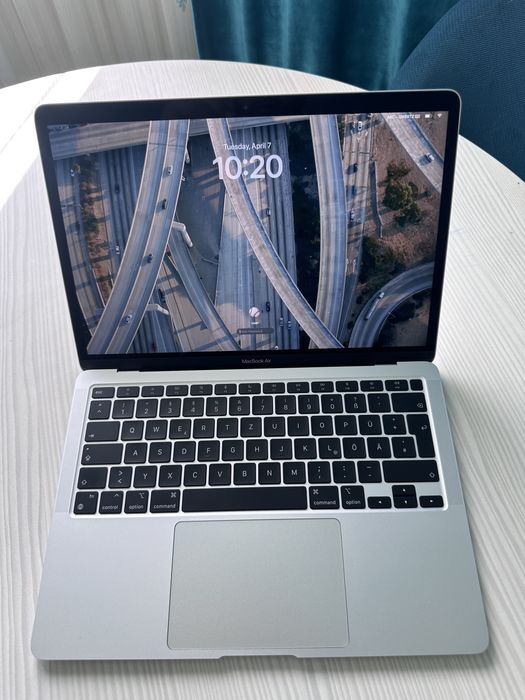 MacBook Air M1 - 8Gb - SSD256 - 2 cicluri - stare foarte buna