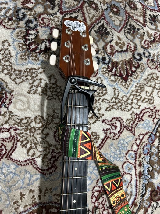 Гитара буушный ремень и каподастер есть.