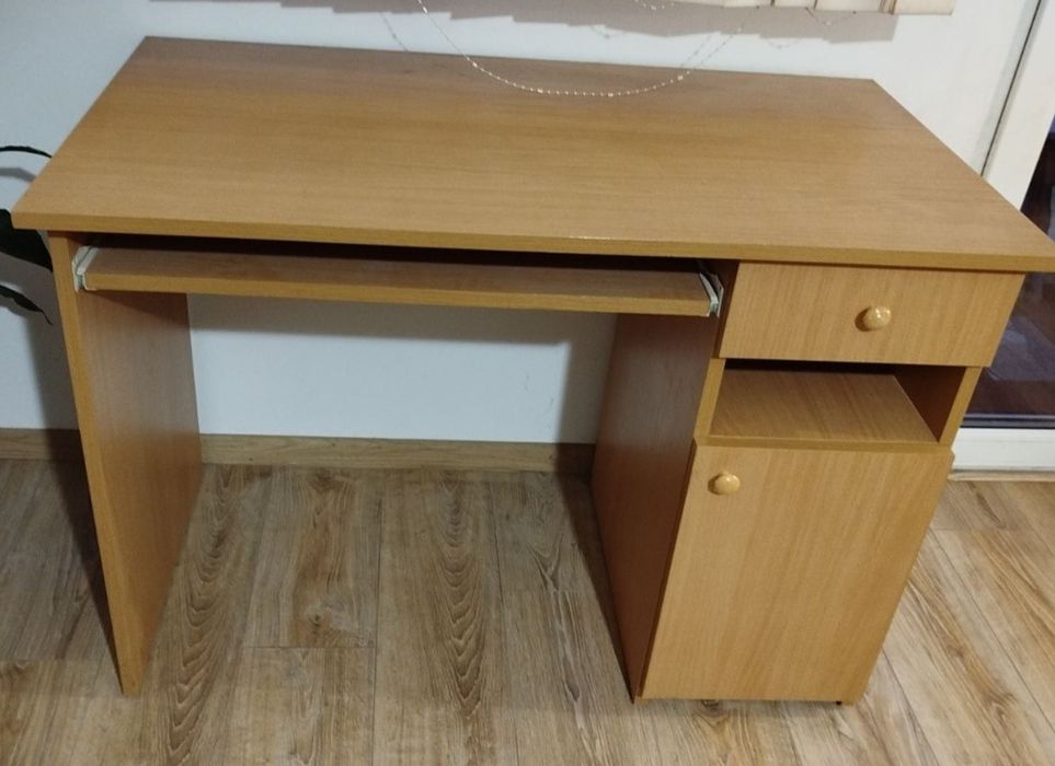 Дървено бюро в бежово