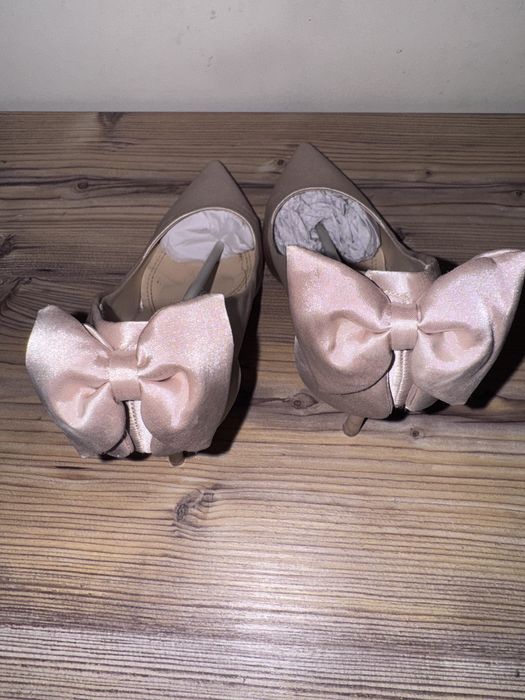 Обувки на висок ток сатен с панделка