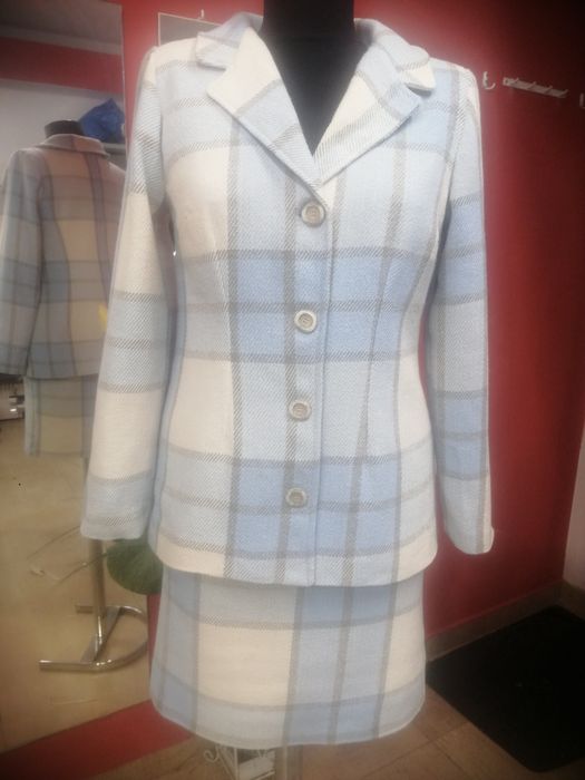 Costum nou cu eticheta