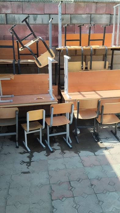 Продам парты школьные.