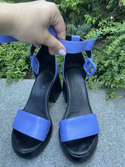 Дамски обувки от черен велур и лак