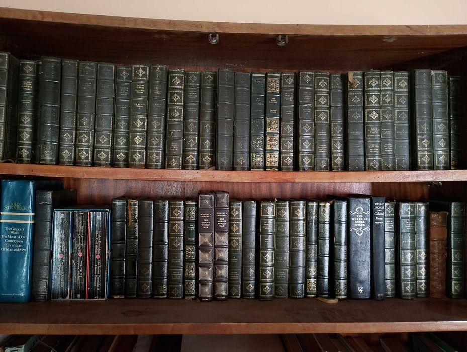 Продавам книги на английски език