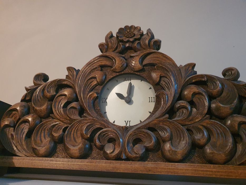 Часовник ръчна дърворезба