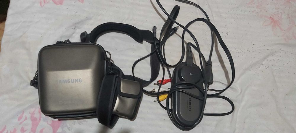 Продавам видиокамера с мини касети и две батерии с чанта