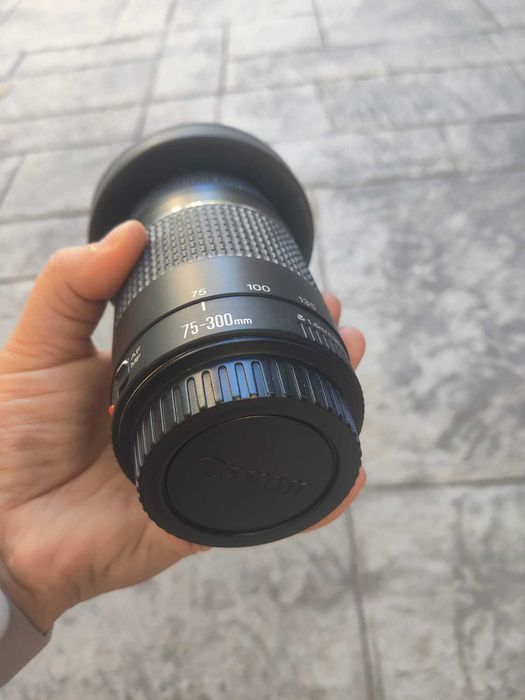 Teleobiectiv Canon EF 75-300mm f/4-5.6 III (compatibil nativ cu DSLR-urile Canon EOS)