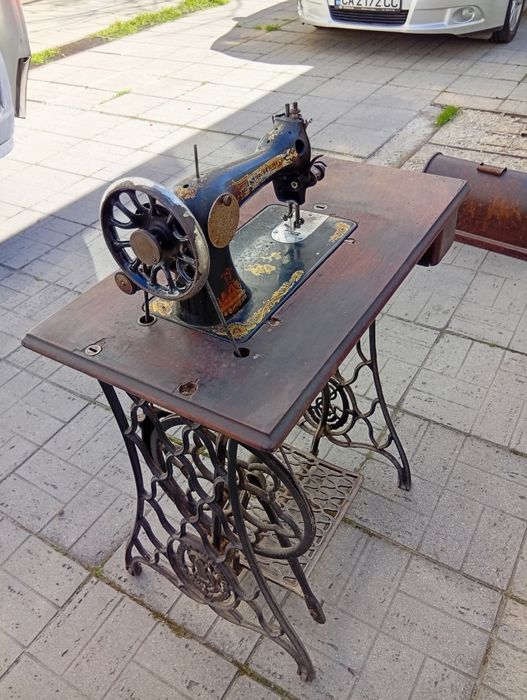 Крачна шевна машина Singer