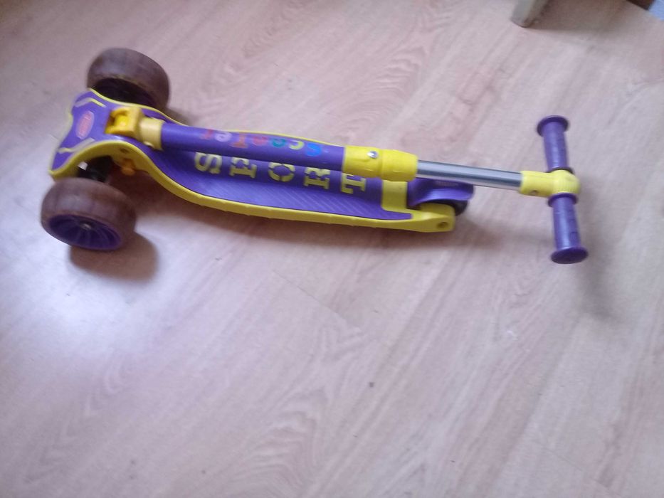 Трехколесный самокат со светящимися колесами