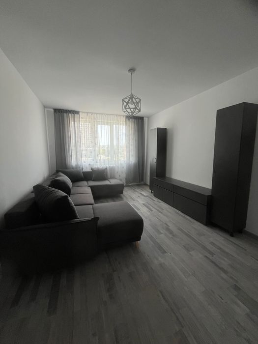 Închiriez apartament cu 3 camere