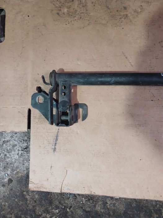 Кронштейн капота БМВ Е30