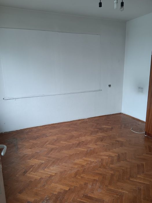Продава се 3-стаен тухлен апартамент с гараж, мазе и таванско помещение – кв. Добруджански