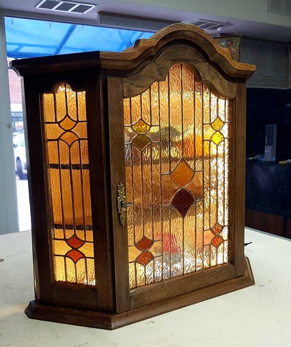 Уникална стенна витрина с ръчно изработен витраж и осветление