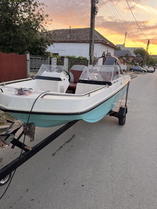 Barca cu motor de vanzare