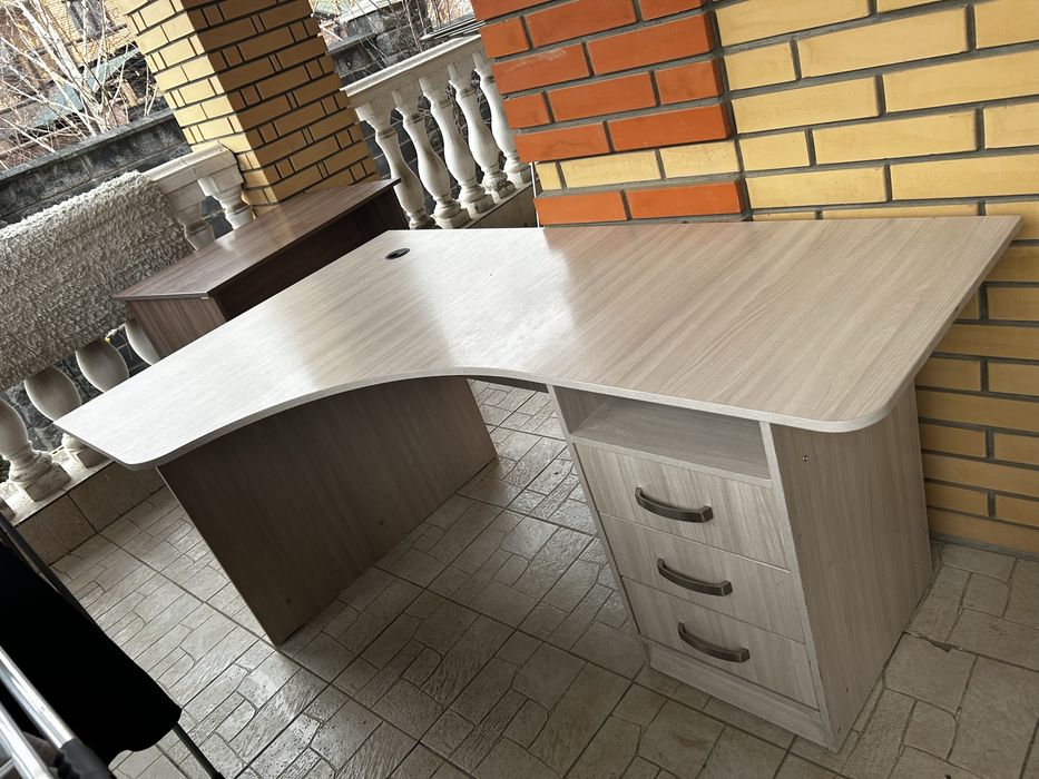 Продаю срочно рабочий стол угловой