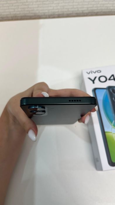 Телефон  vivo жаңа куйінде тұр.