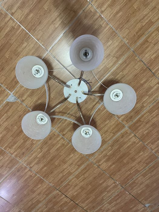 Белая люстра