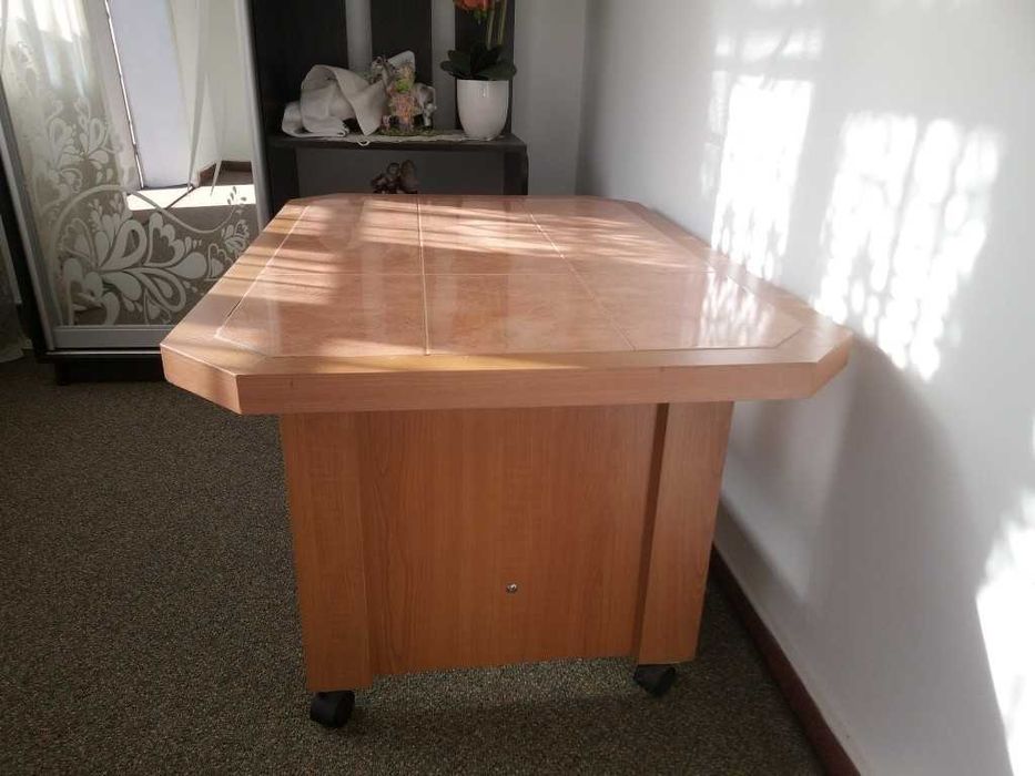 Măsuță de cafea practică, cu blat ceramic și rotile -Stare foarte bună