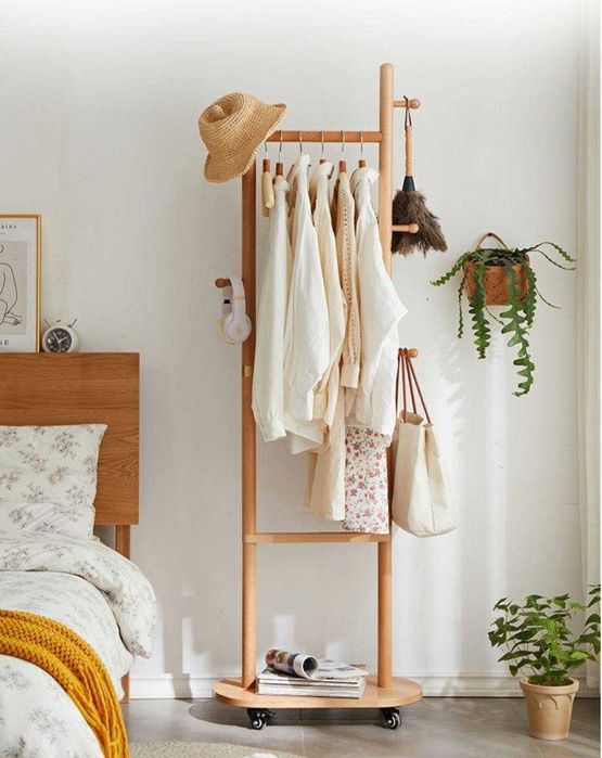 Напольная вешалка для одежды с колесиками