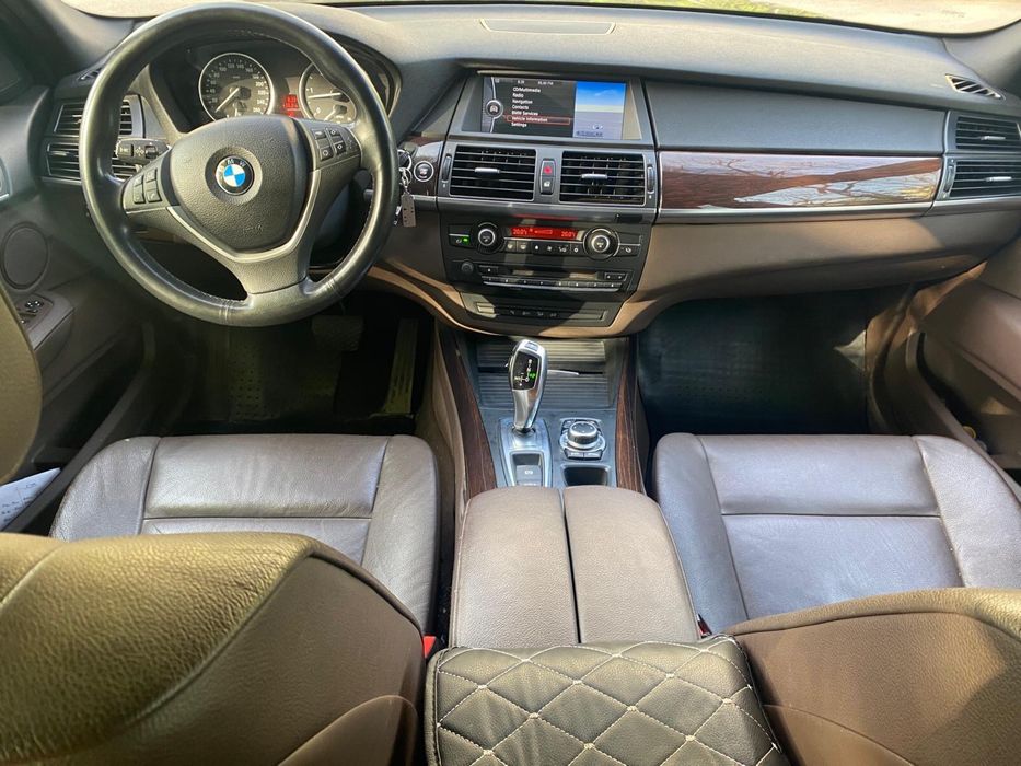 Vand bmw x5 3000 cm 2010 sau schimb cu vw T5 sau T6 cu locuri