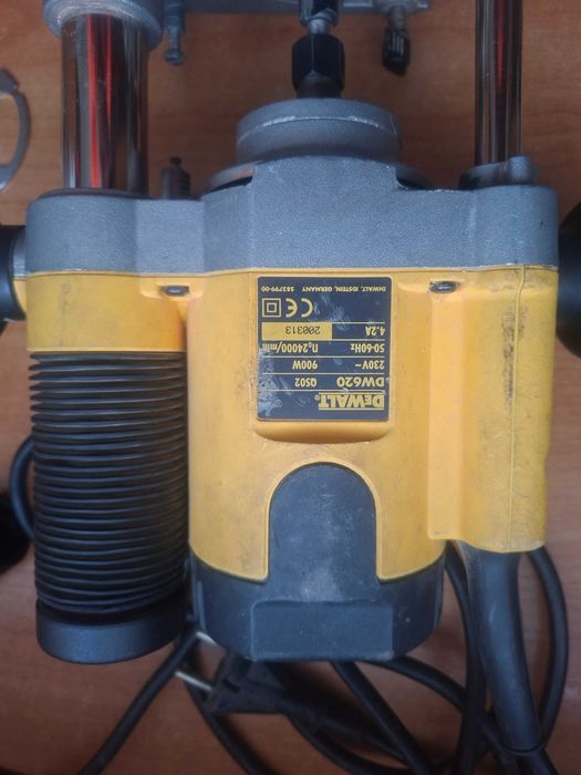 Freza Dewalt dw620 900w