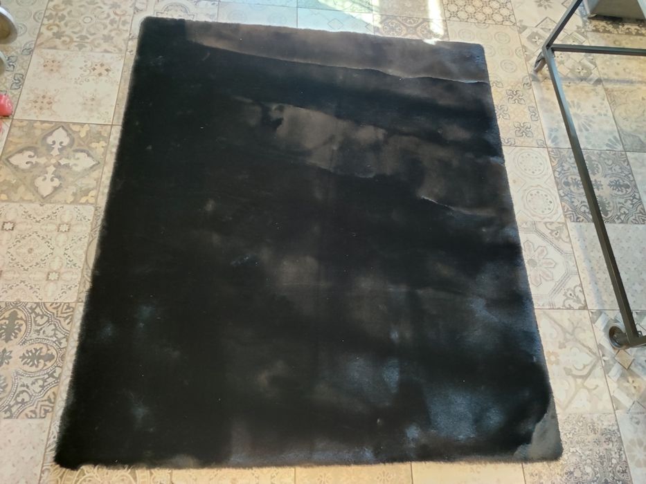 Нов плюшен черен килим