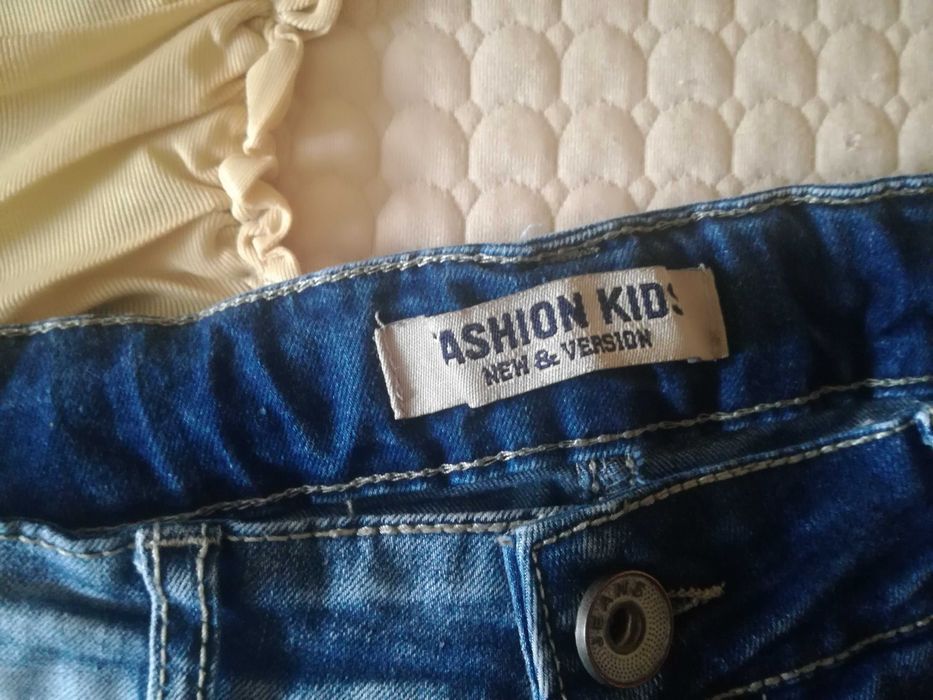 Продавам детски дънки Fasion Kids-модерни с кръпки
