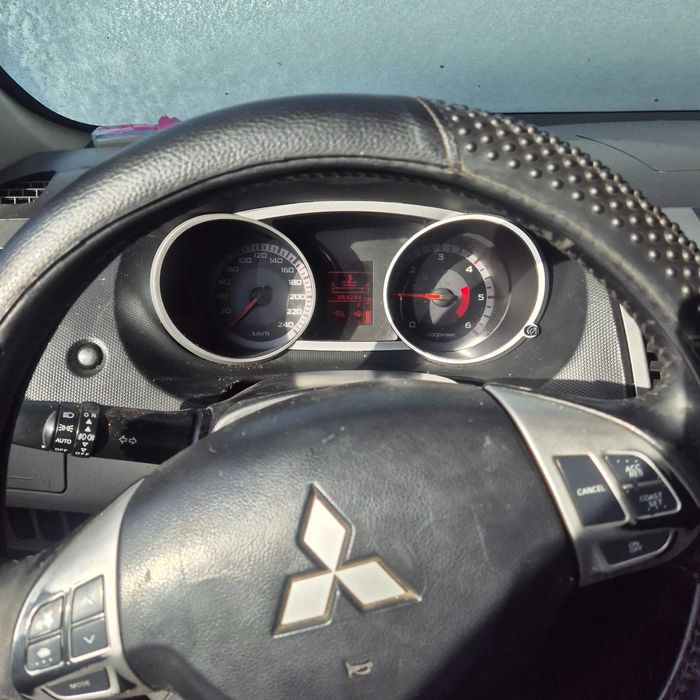 Vând Mitsubishi Outlender