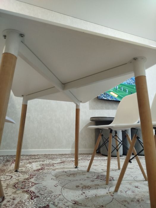 Стол со стульями кухонный