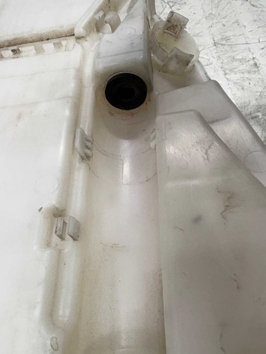 Казанче течност чистачки БМВ Ф07 Ф10 Ф11 Ф06 Ф12 Ф01 Ф02