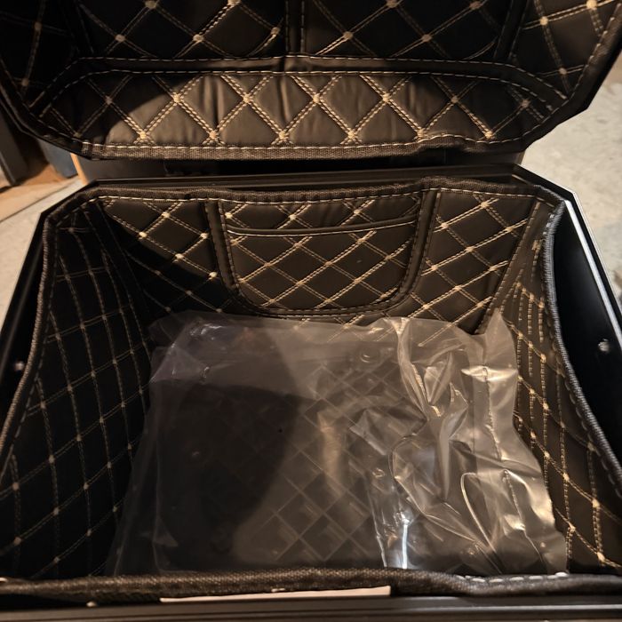 Куфар за мотор със стойка чисто нов