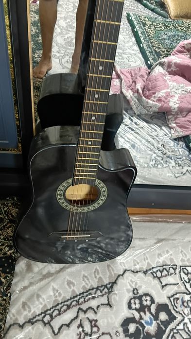 Gitara  sotiladi