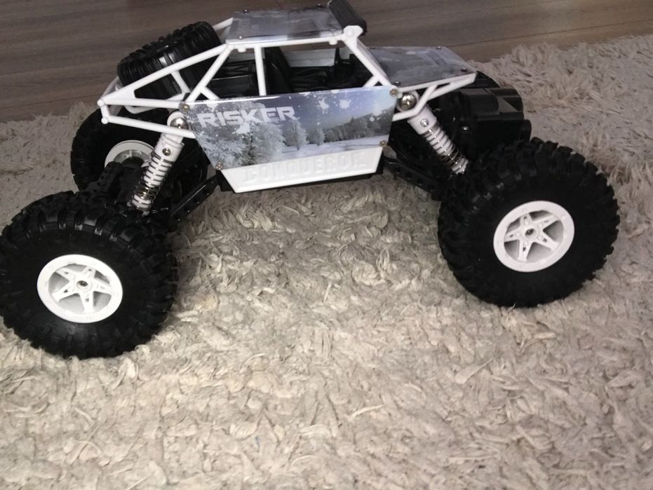 Vând jeep de teren plus telecomanda pentru copii