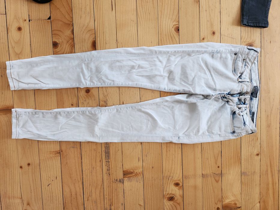 Бели дънки на Guess и Черна къса пола