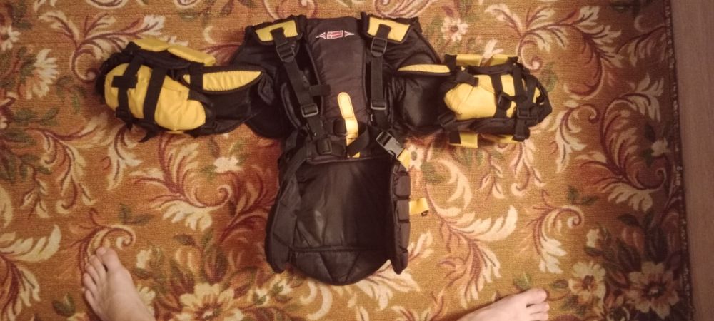 Нагрудник вратарский Reebok