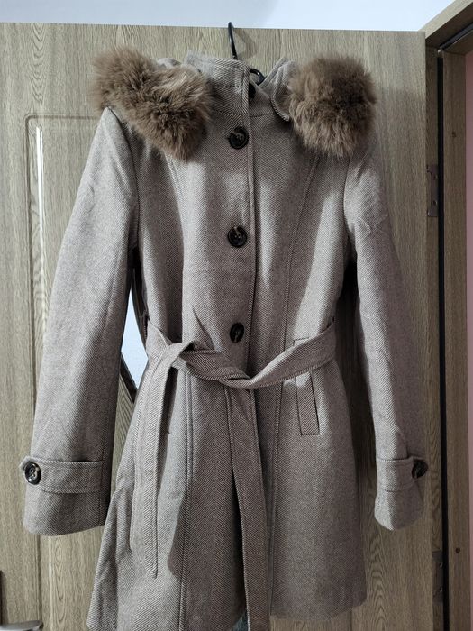 Palton, nepurtat, doar probat