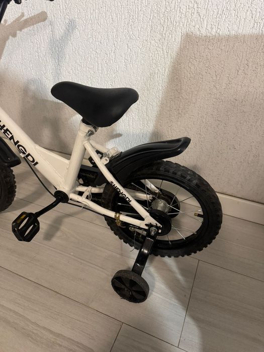 Bicicleta cu pedale pentru copii de peste 3 ani, roți ajutatoare , 12 inch, albă