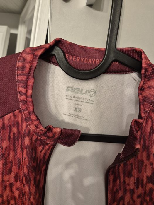 Jacheta hanorac bluza dama ciclism AGU noua cu etichetă masura XS
Un f