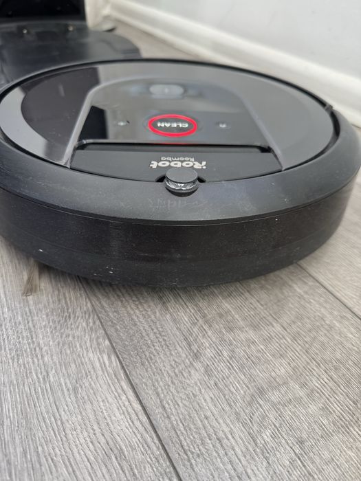 iRobot Roomba i7 + cleaning base