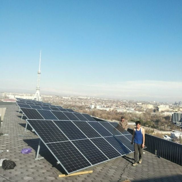 Quyosh panel o'rnatib beruvchi ustalar jamoasi